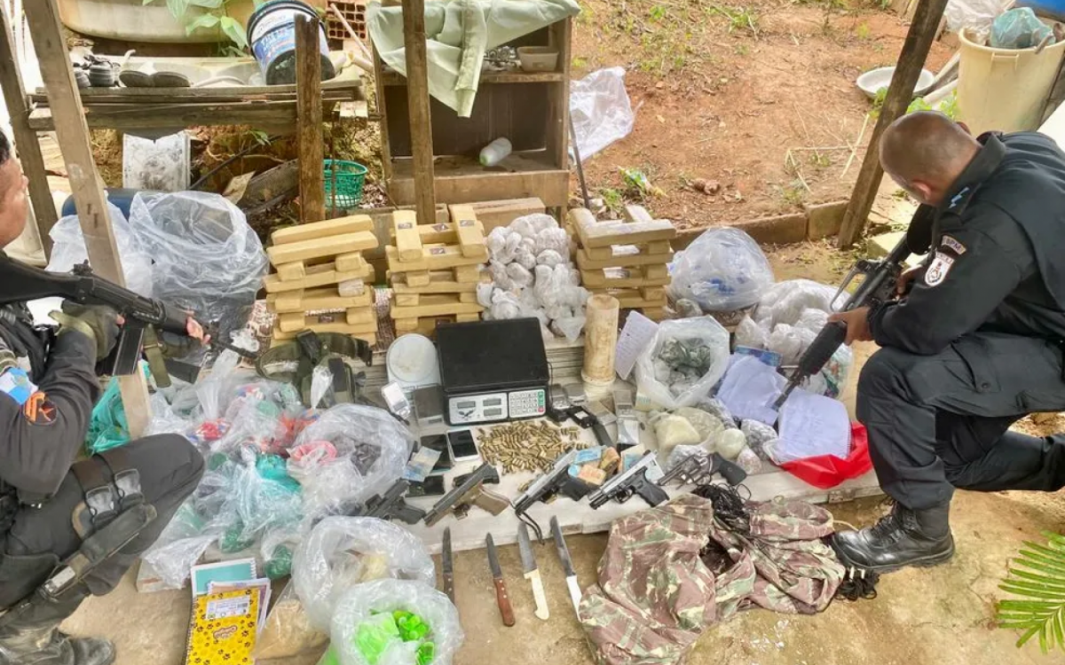 PM prende dois traficantes e apreende armas em Saquarema