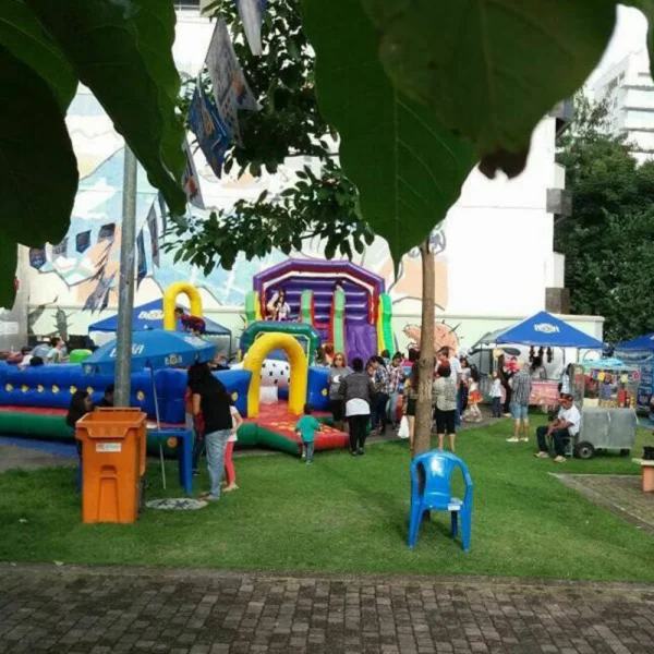 Peça infantil gratuita anima feira no Largo do Marrão