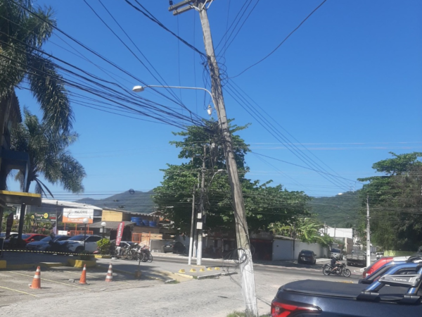 Poste prestes a desabar causa apreensão em moradores na Região Oceânica