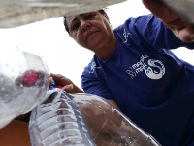 Projeto Do Mangue ao Mar e Clean Up Day limpam praia de Angra