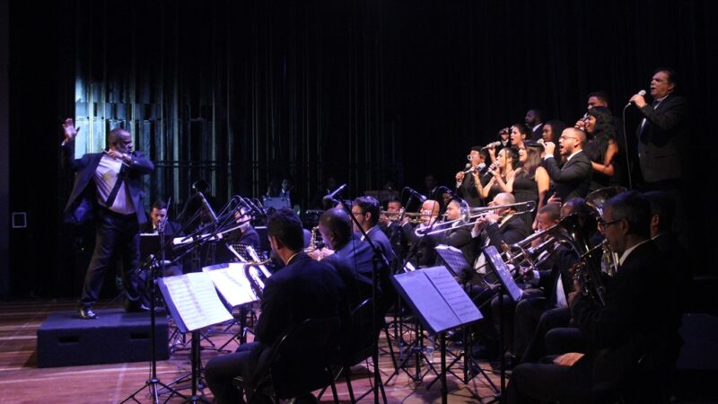 São Gonçalo: Orquestra Municipal lota teatro em apresentação
