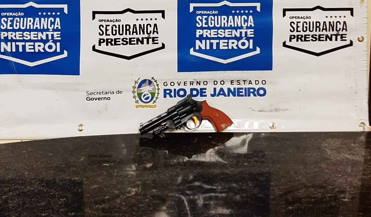 Simulacro de arma de fogo apreendido pela Segurança Presente