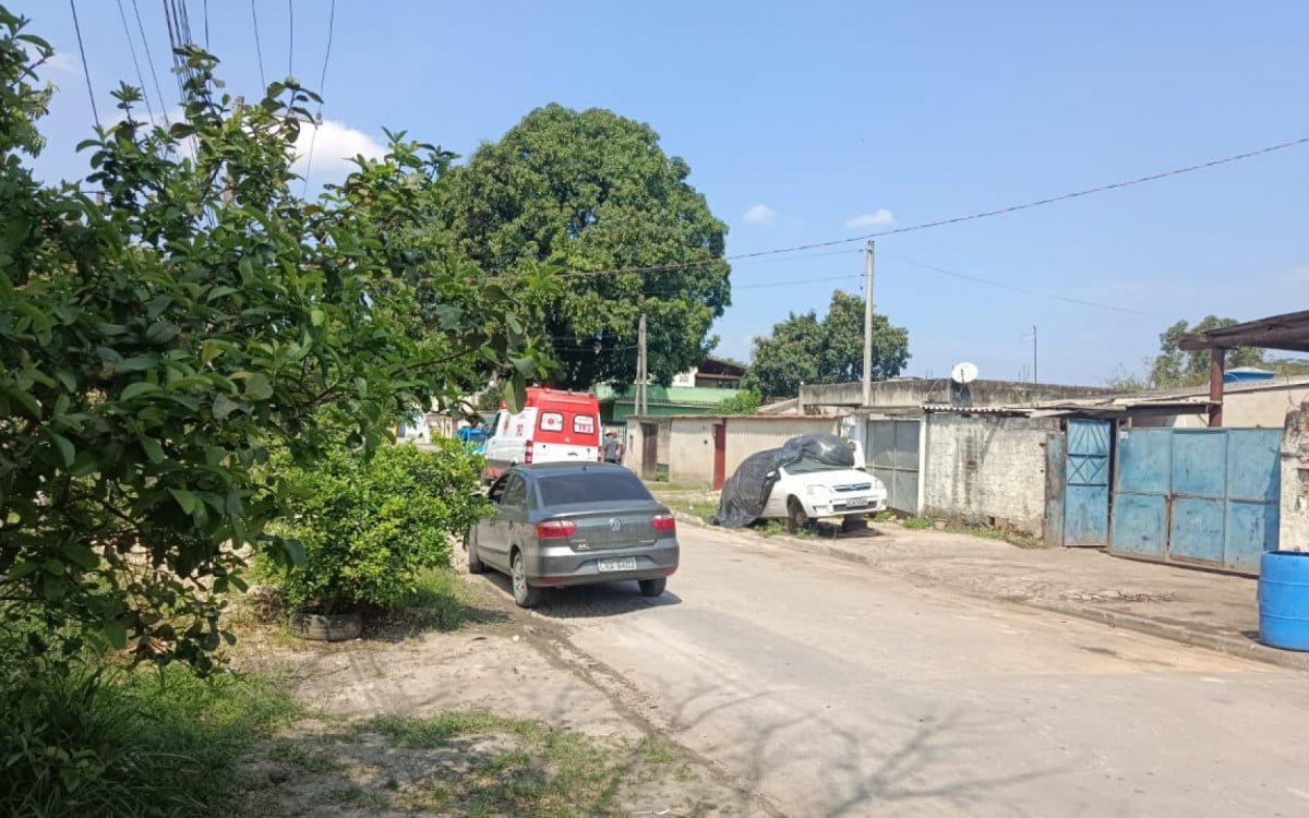 Suspeito de surto esfaqueia duas pessoas na Baixada