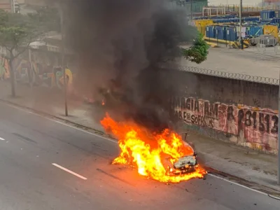 VÍDEO: Carro pega fogo no acesso a Ponte Rio-Niterói