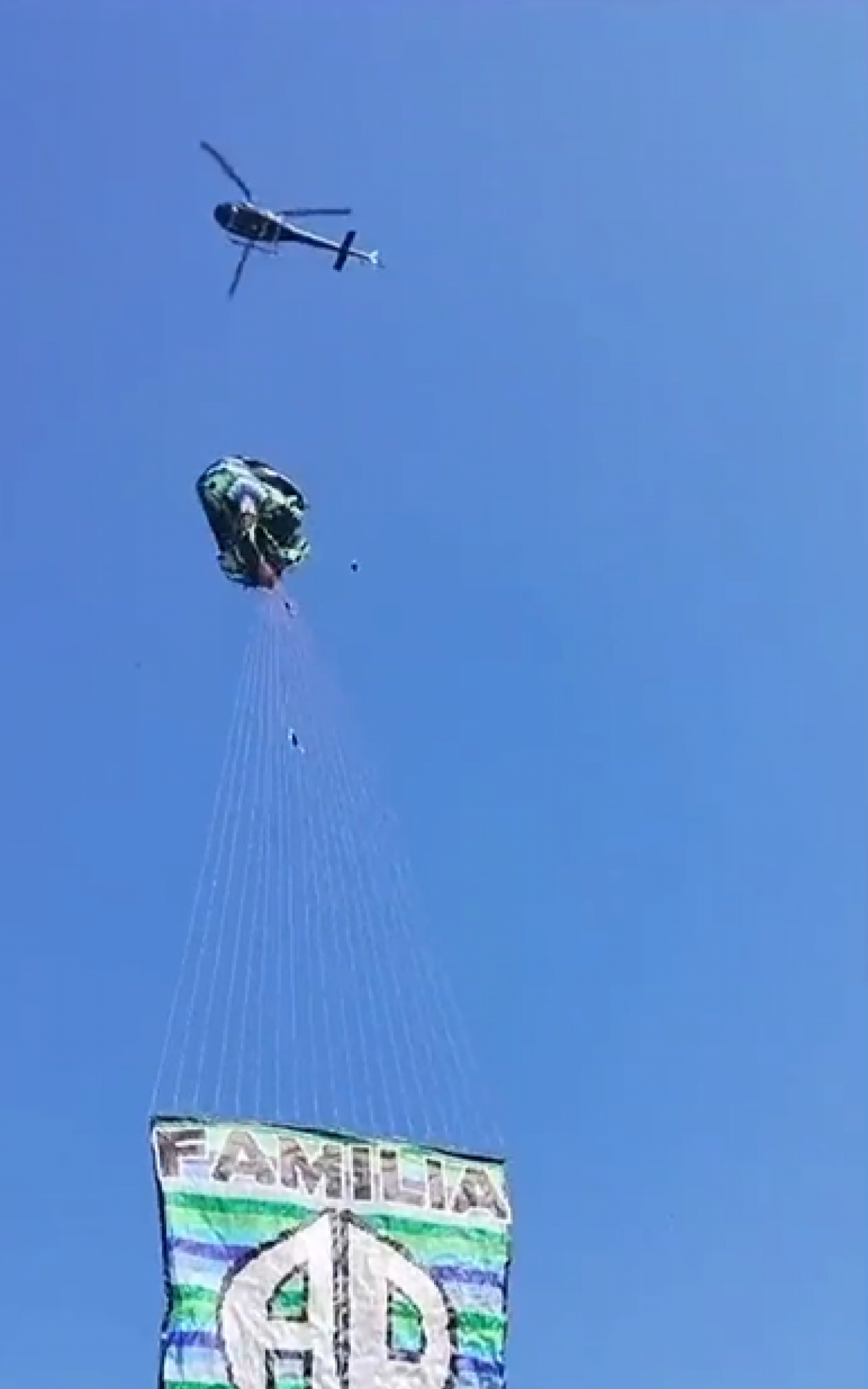 Vídeo Helicóptero da PM derrubou balão na região metropolitana de Niterói