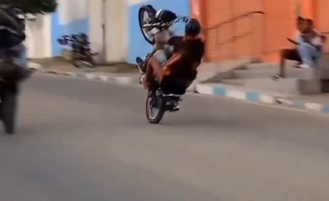 Vídeo: Veja o que acontece com o motoqueiro idiota