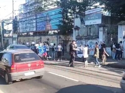 Manifestação interdita faixa da Alameda