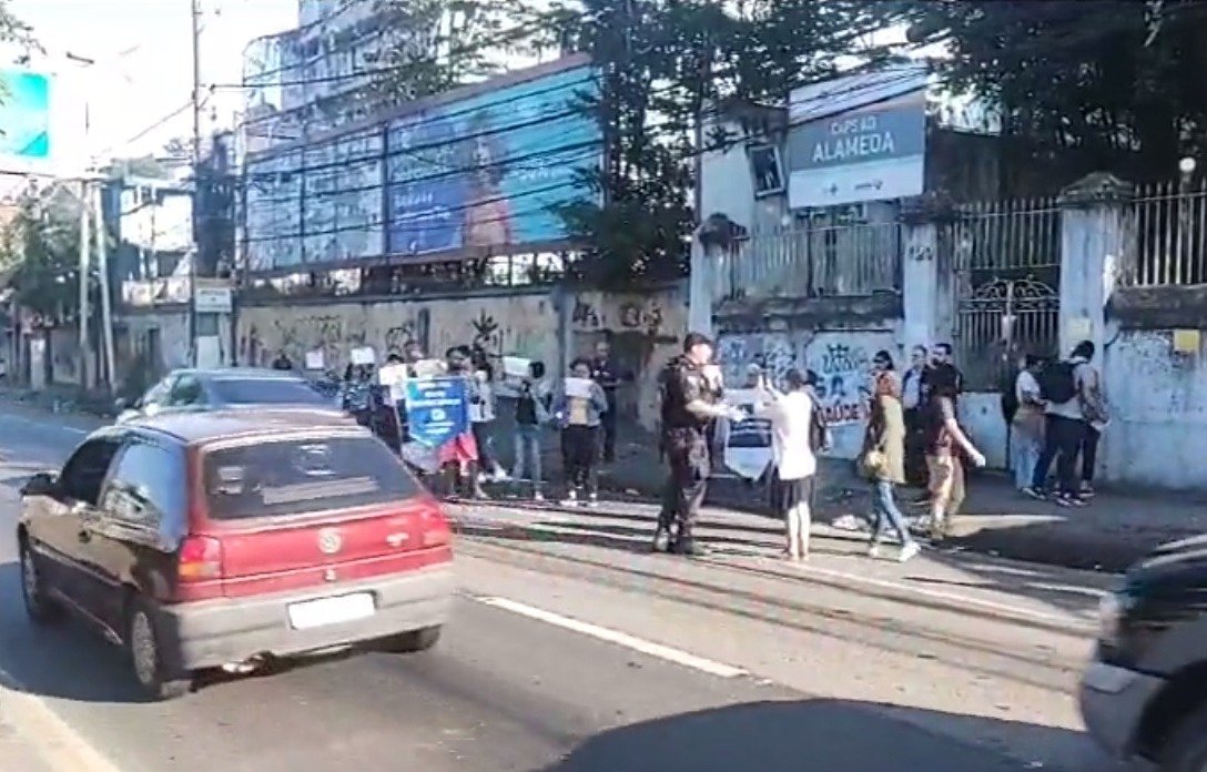 Manifestação interdita faixa da Alameda