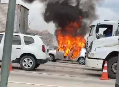 Carro pega fogo na Ponte Rio-Niterói