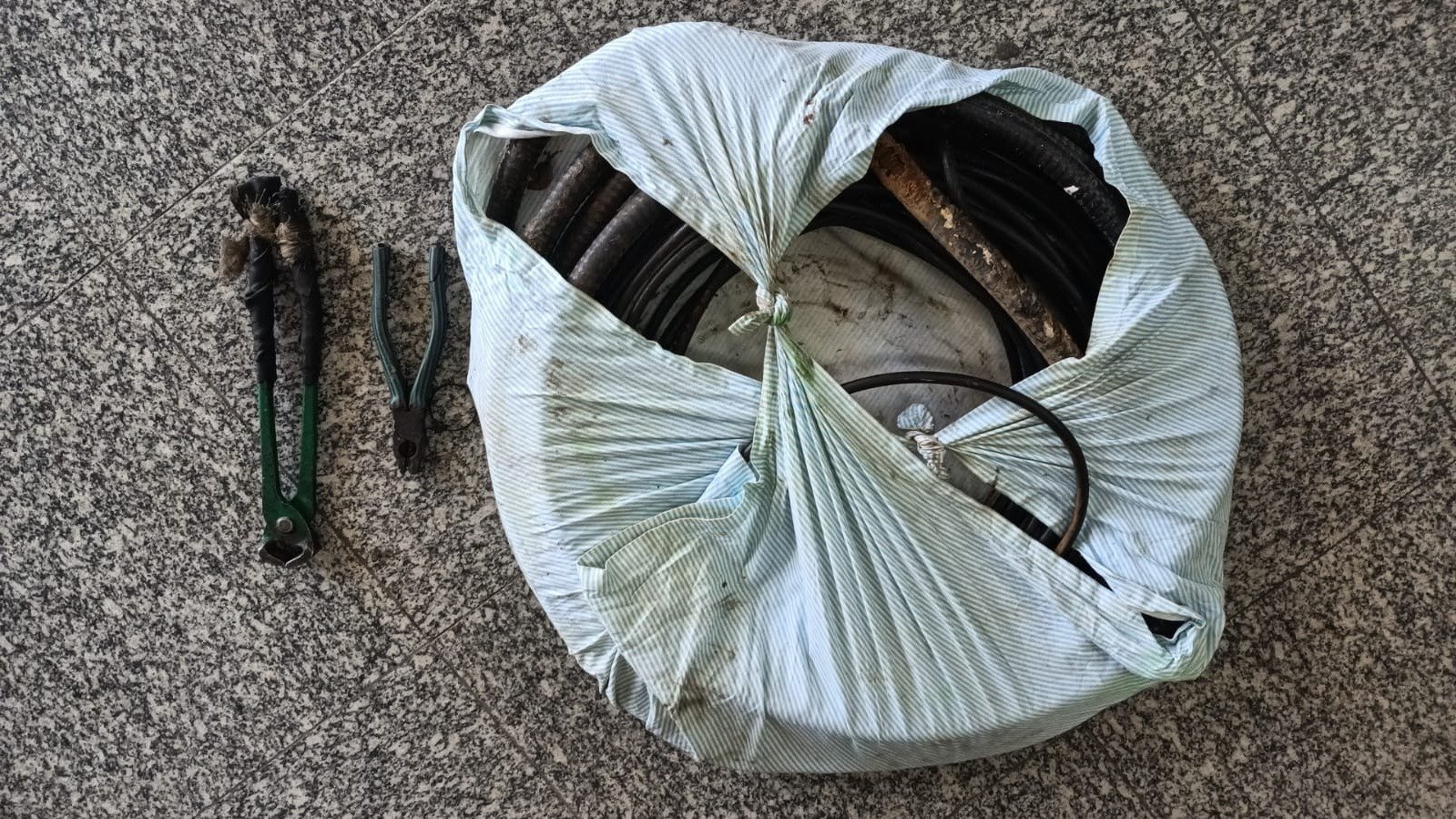 Moradores detém ladrão de cabos em Sao Gonçalo