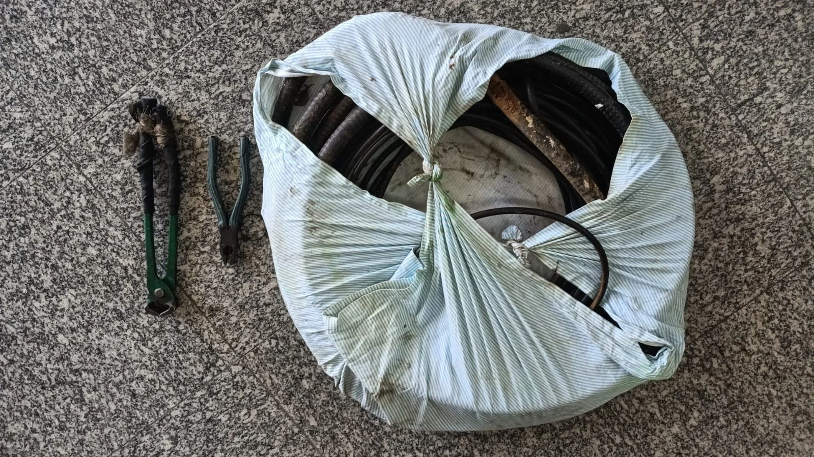 Moradores detém ladrão de cabos em Sao Gonçalo
