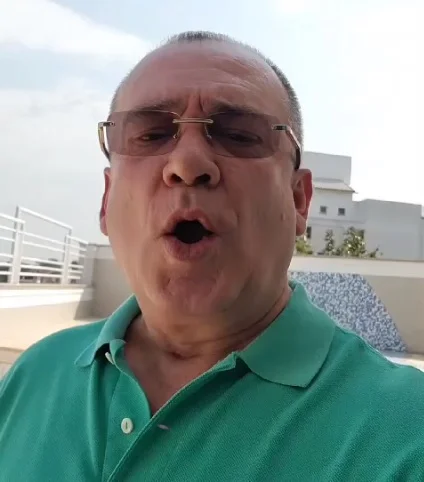 Alt: "Ex-prefeito de Araruama, Chiquinho da Educação, em evento público antes do rompimento político"