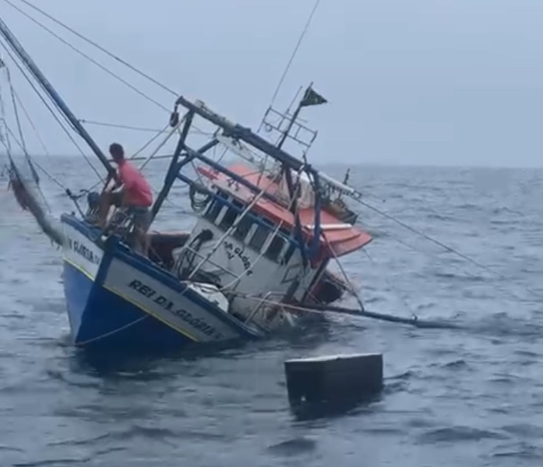 Barco de pescadores afunda no Sul do Rio de Janeiro