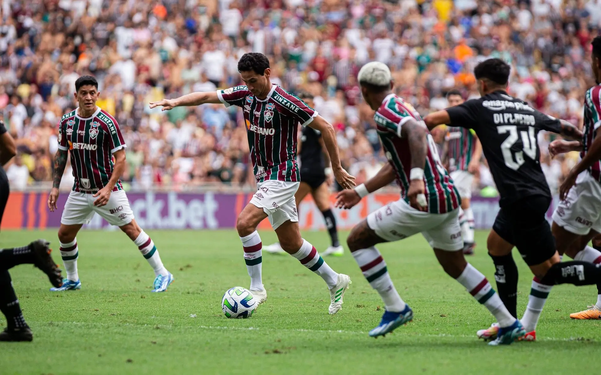 Botafogo domina o Fluminense e dispara na liderança do Brasileirão