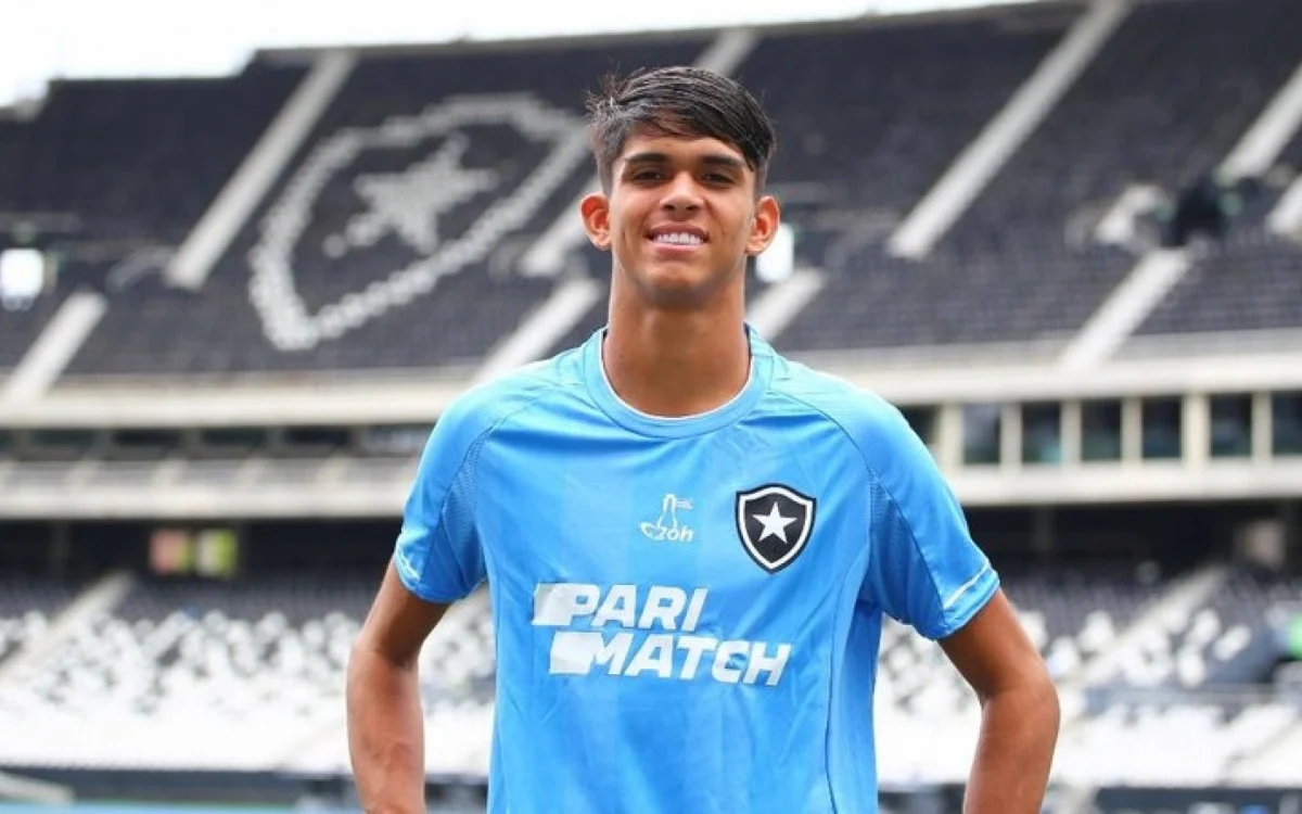 Botafogo firma contrato profissional com destaque do sub-20