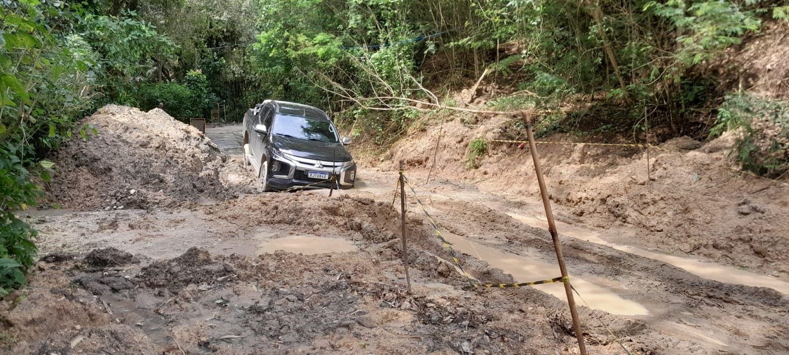 Buracos, alagamento e lama: ruas viram pista de rali em Niterói