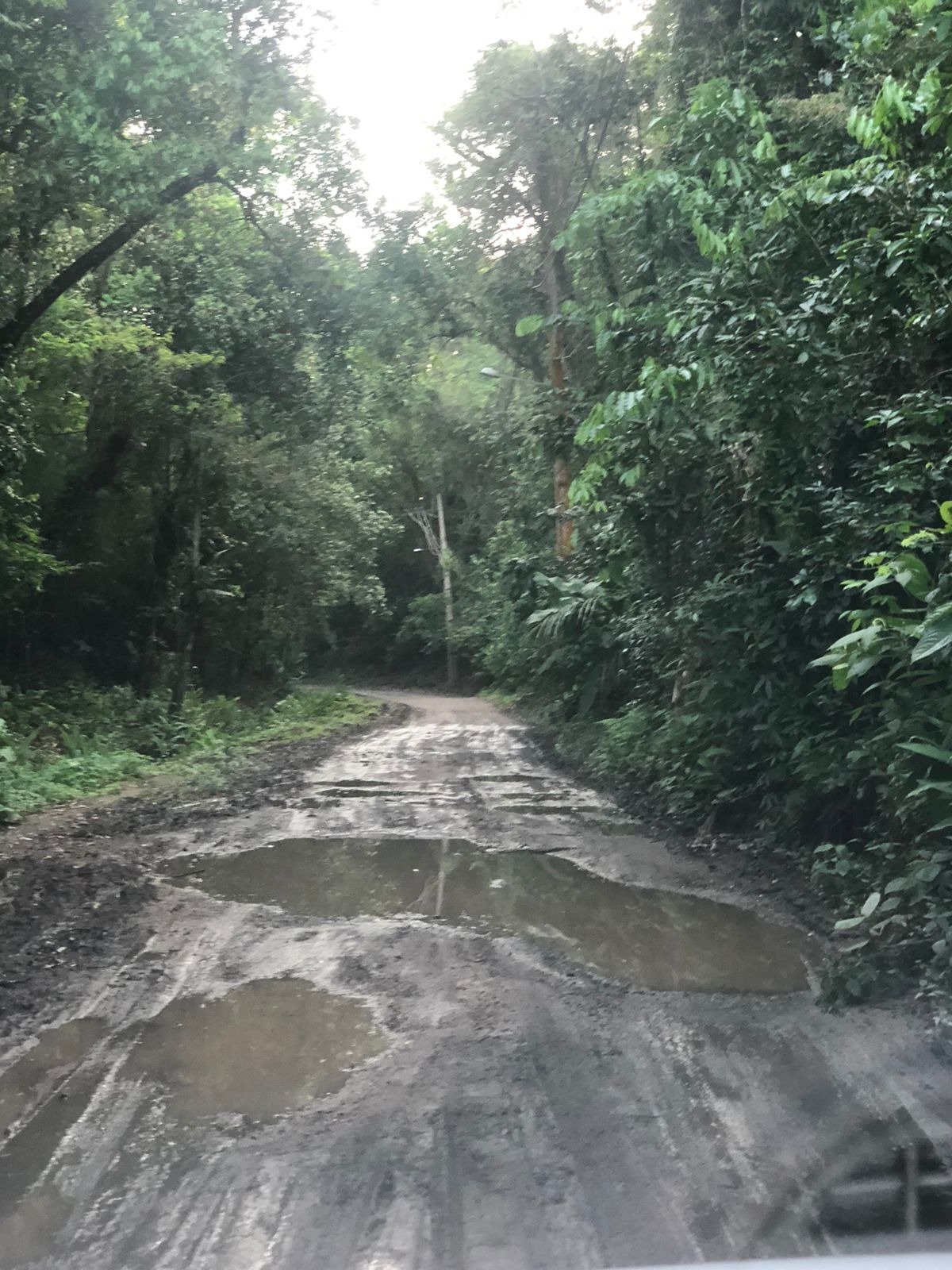 Buracos, alagamento e lama: ruas viram pista de rali em Niterói