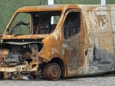 Carcaça de van queimada atormenta moradores de Pendotiba