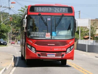 Carro bate em com coletivo da EPT em Itaipuaçu
