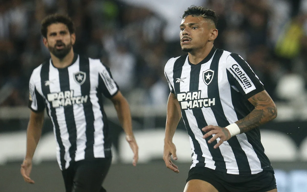 Botafogo e Athletico-PR duelam pelo Brasileirão