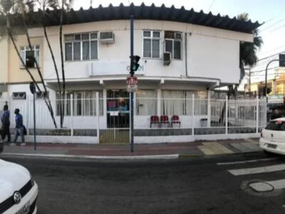 Consumidor não tem energia para ficar na fila da Enel, em Marica