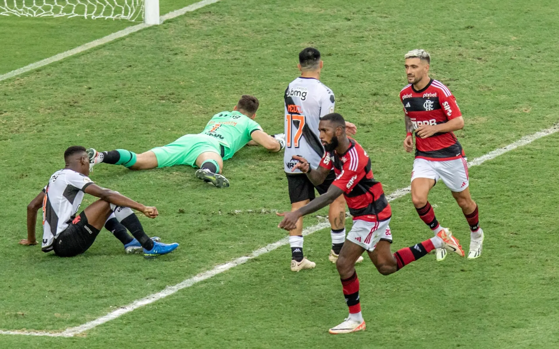 Em confronto clássico, Flamengo vence o Vasco pelo Brasileirão