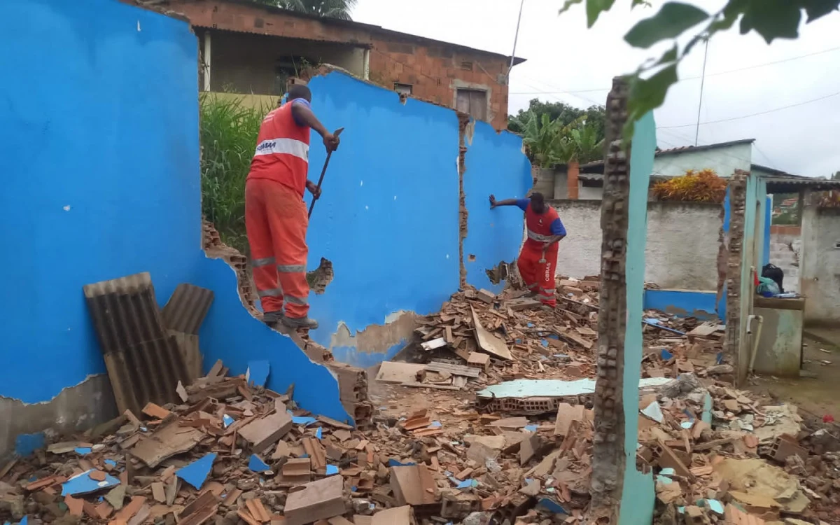 Gated continua demolindo construções irregulares em Maricá