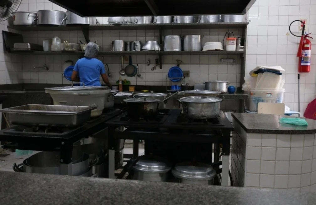 Merendeiras anunciam paralisação em Niterói: "Somos cozinheiras escolares"