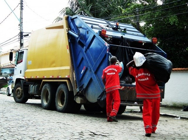 Moradores denunciam coleta de lixo insuficiente em Maricá