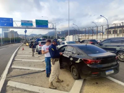 Motoristas são flagrados 'furando fila' na Ponte Rio-Niterói
