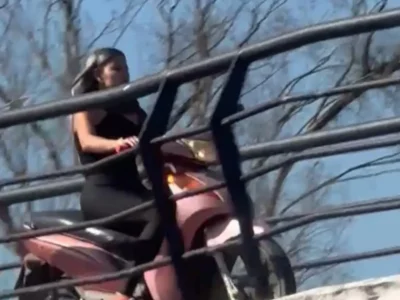 Mulher faz bandalha atravessando passarela em moto em Maricá