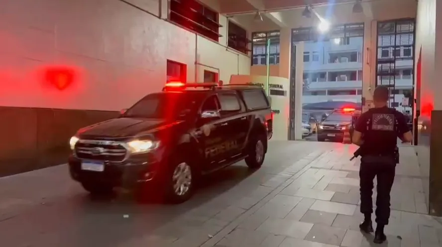 Operação da PF e do MP prende policiais civis e advogado por tráfico de drogas