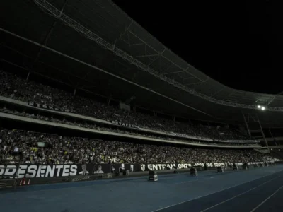 Partida entre Botafogo e Athletico-PR suspensa e terá continuação neste domingo