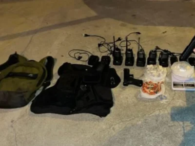 Polícia encontra drogas e armas em casa abandonada em Araruama