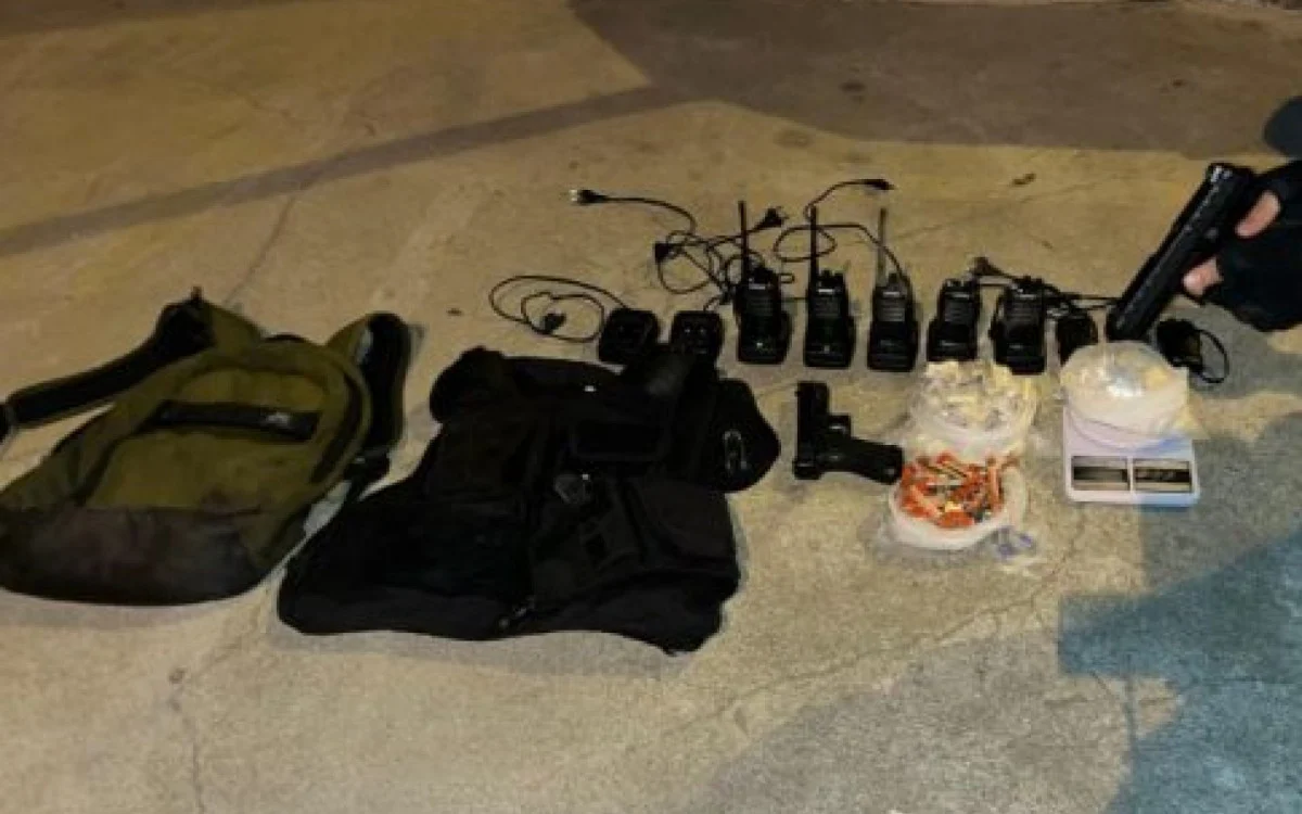 Polícia encontra drogas e armas em casa abandonada em Araruama