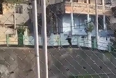 Vídeo: Policial militar é alvo de criminosos no Morro da Mangueira