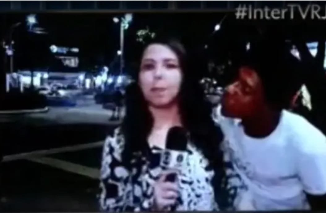 REPÚDIO: Cretino tenta beijar repórter da Globo ao vivo, em Maricá