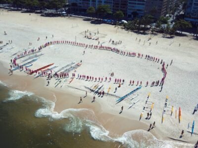 Remada Rosa na Praia de Charitas: um dia de conscientização e solidariedade