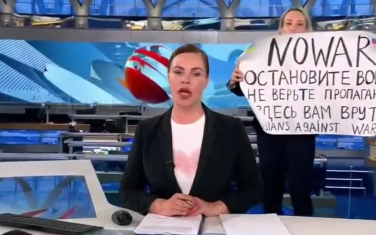 Rússia condena jornalista a oito anos de prisão por protesto contra guerra