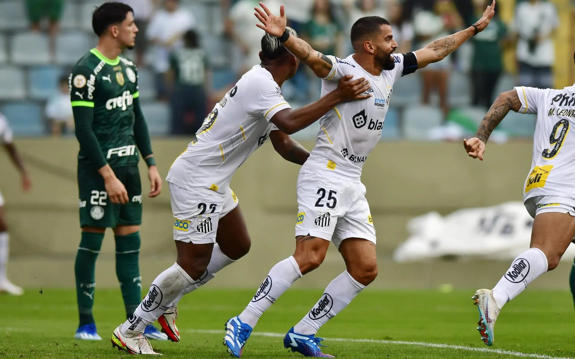 Em jogo de baixo nível técnico, Cruzeiro vence e afunda o Vasco