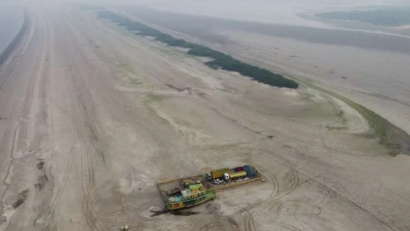 Seca no AM leva Rio Negro ao menor nível da história