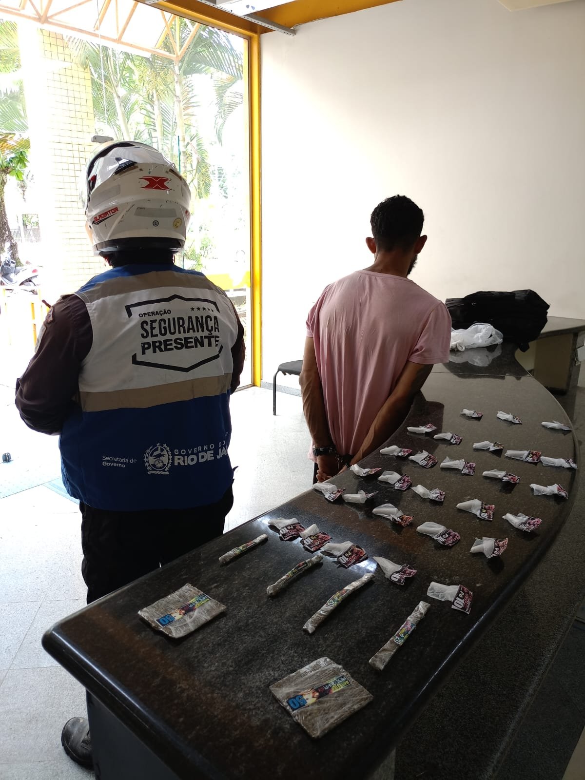Segurança Presente prende traficante do CV na Região Oceânica