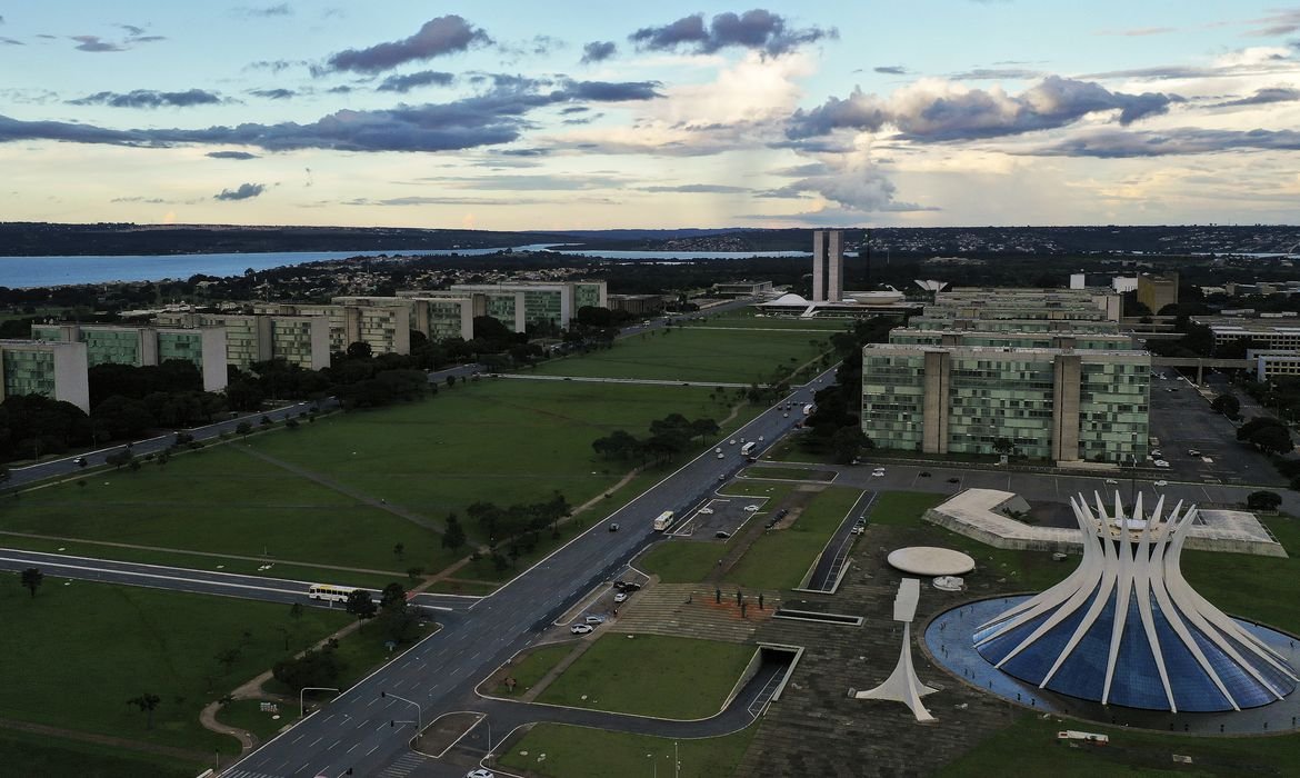 Serviço público federal pode ser enxugado e passar a contratar com CLT