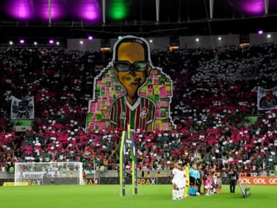 Torcida do Fluminense homenageia Cartola com mosaico no Maracanã