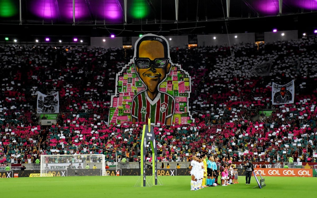 Torcida do Fluminense homenageia Cartola com mosaico no Maracanã
