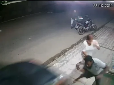 Vídeo: Carro desgovernado atropela mulher na calçada em Japeri