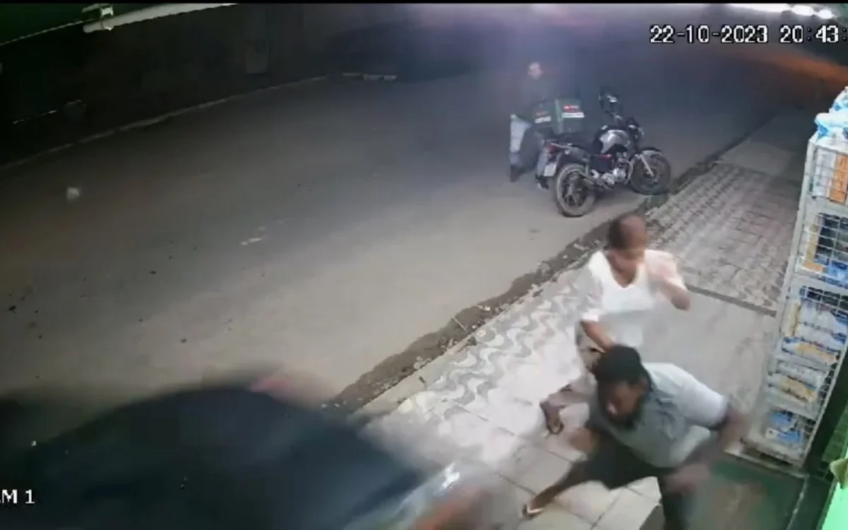 Vídeo: Carro desgovernado atropela mulher na calçada em Japeri