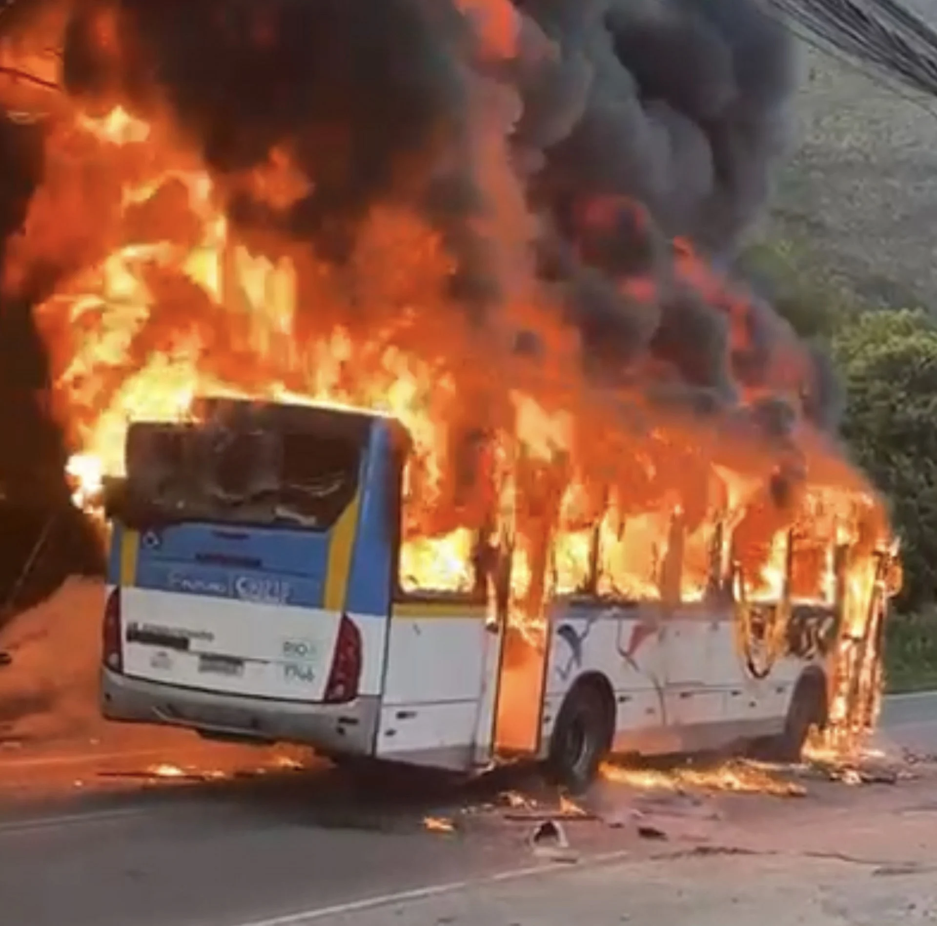 Vídeo: Criminosos ateiam fogo em estação de BRT Santa Veridiana