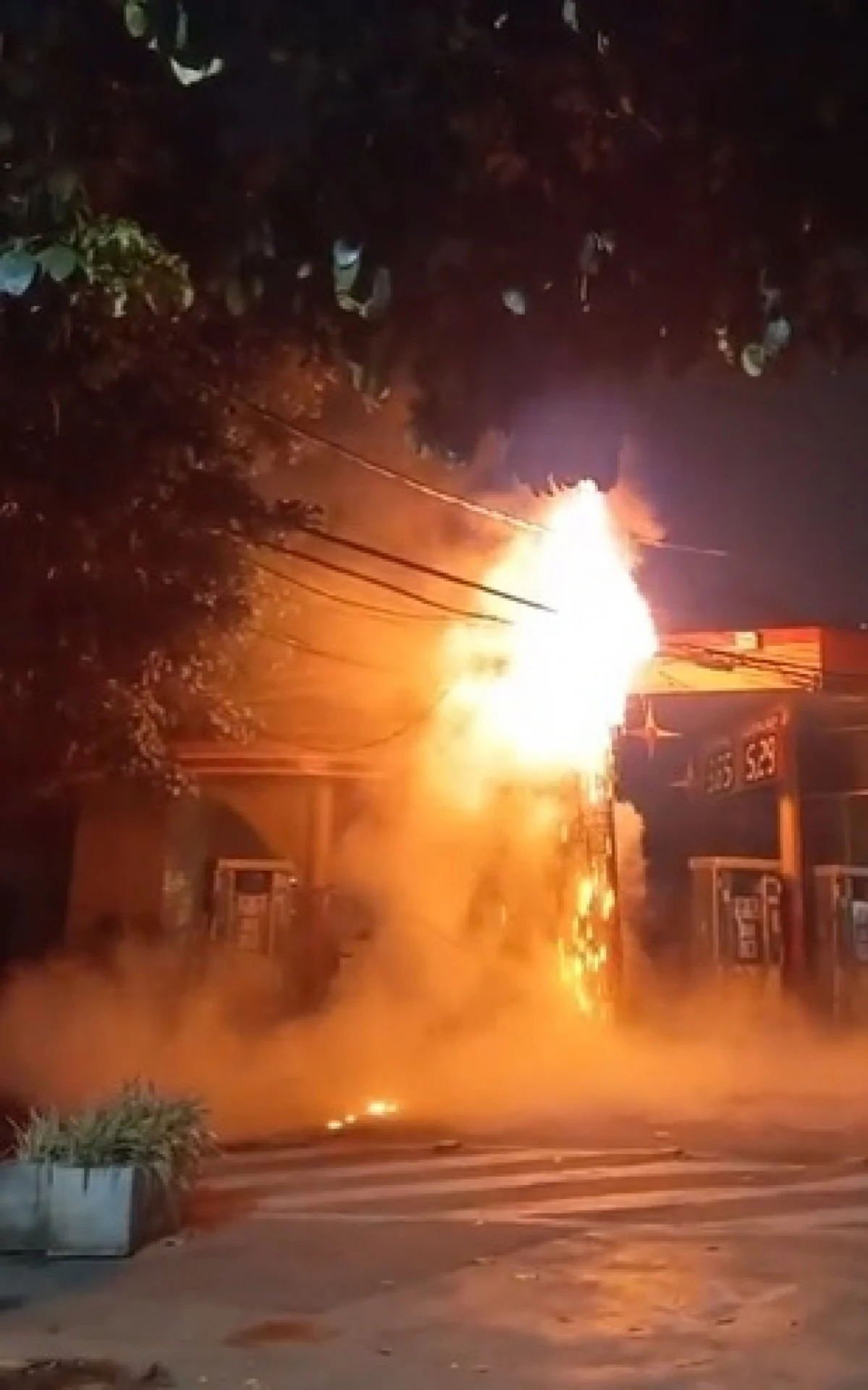 Vídeo: Poste pega fogo em frente a posto de combustíveis na Tijuca