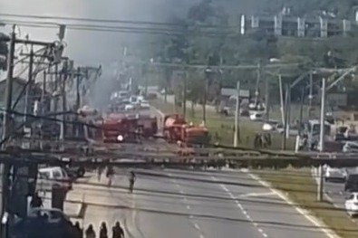 Incêndio em lojas interdita RJ-106 em São Gonçalo